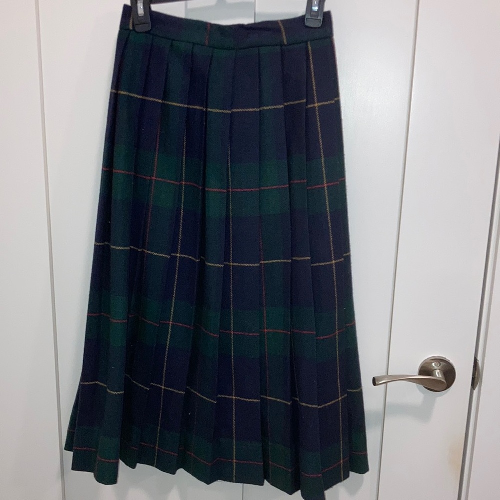 Women’s knife pleated skirt.